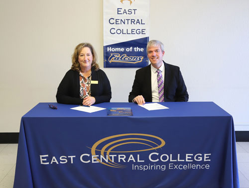 Dr. Robyn Walter and Dr. Lee Skinkle sign an articulation agreement
