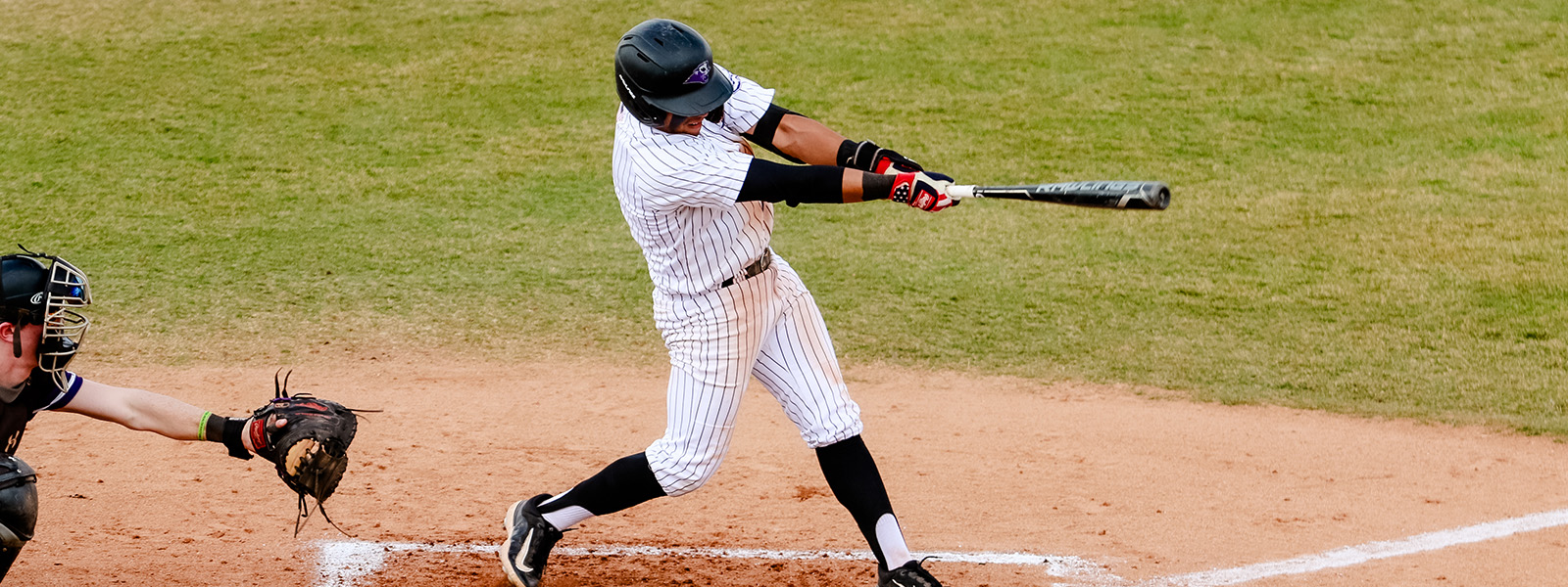 Baseball player getting ready to swing the bat at home plate