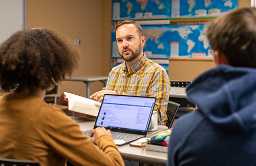 students working with a faculty member